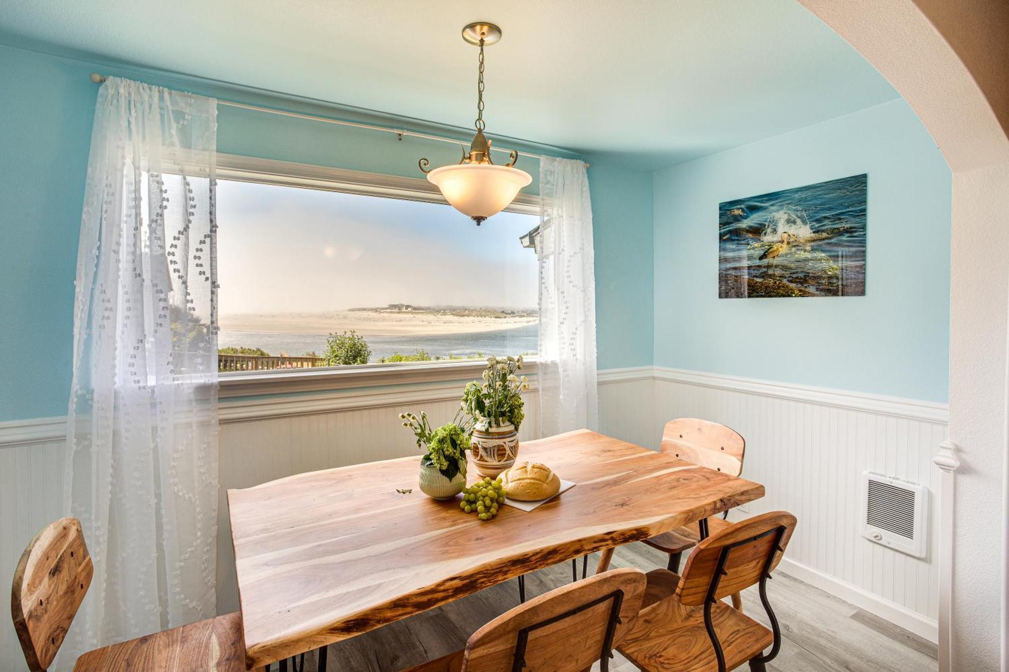 Amazing Ocean & Alsea Bay Views! Dog Friendly! * Waldport